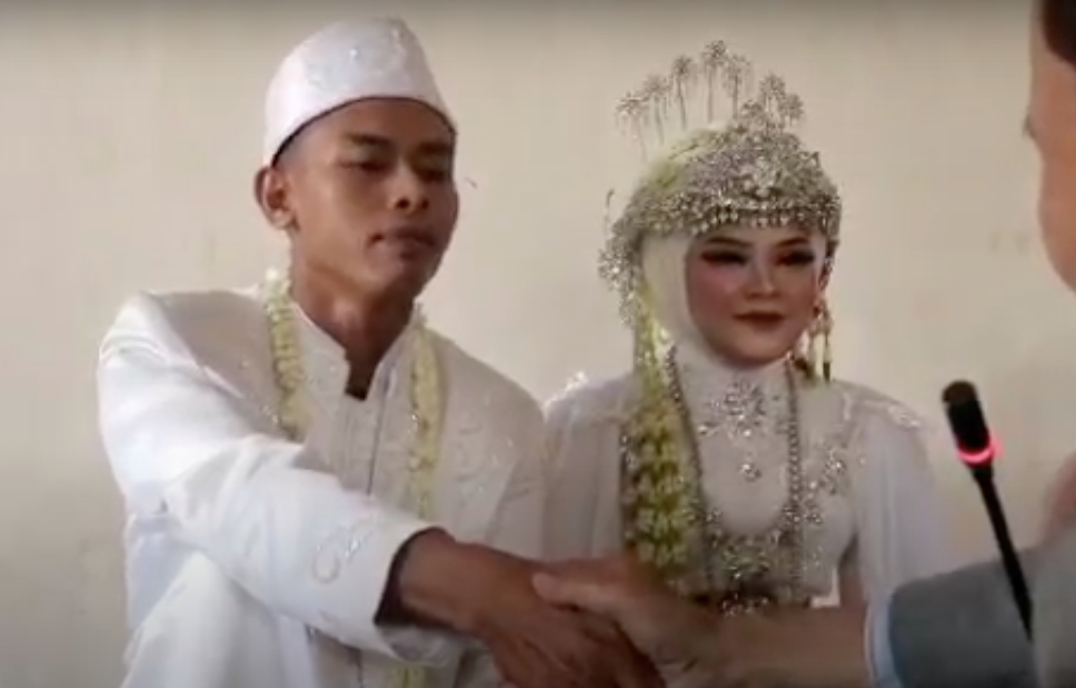 pengantin menikah (foto: megapolitan.okezone)