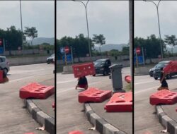 Viral seorang emak-emak yang menutup jalan di lingkungan warga dengan pot bunga dan semen. Tindakan ini dilakukan agar mobil anaknya bisa parkir dengan nyaman.