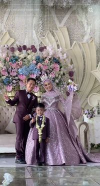 sunatan anak lelaki yang memiliki kedua orang tua yang heboo dalam berpenapilan (foto liputan 6.com)