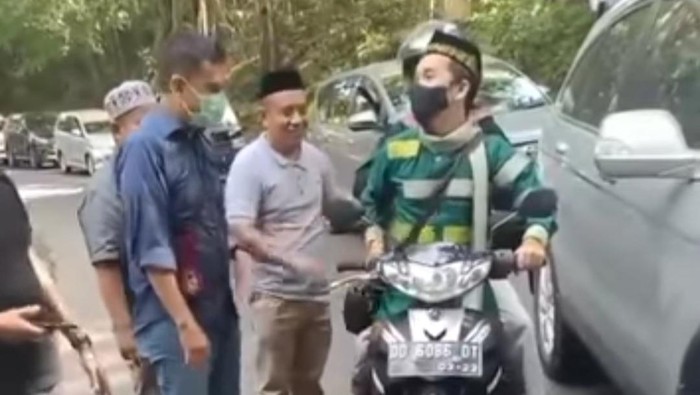 ustad kena tilang (foto : detik.com)