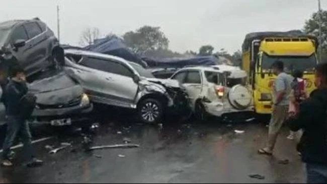 Kecelakaan beruntun di tol cipularang