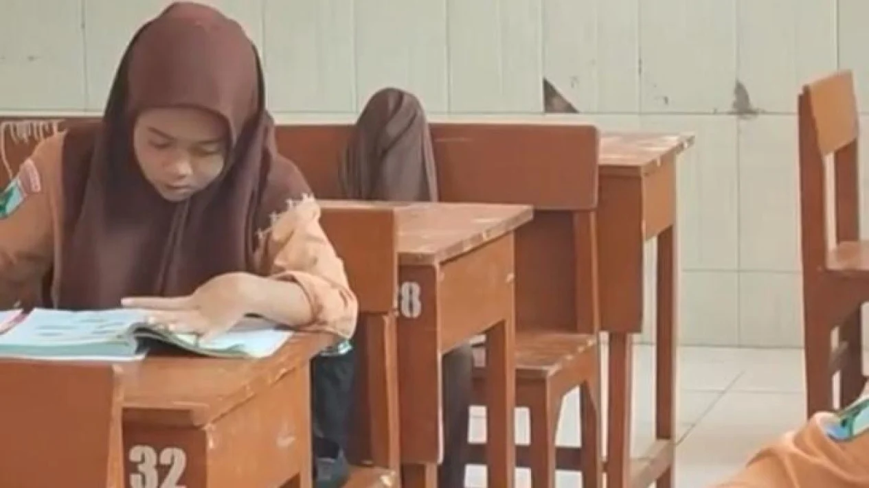 Siswa di lamongan tidur di kelas