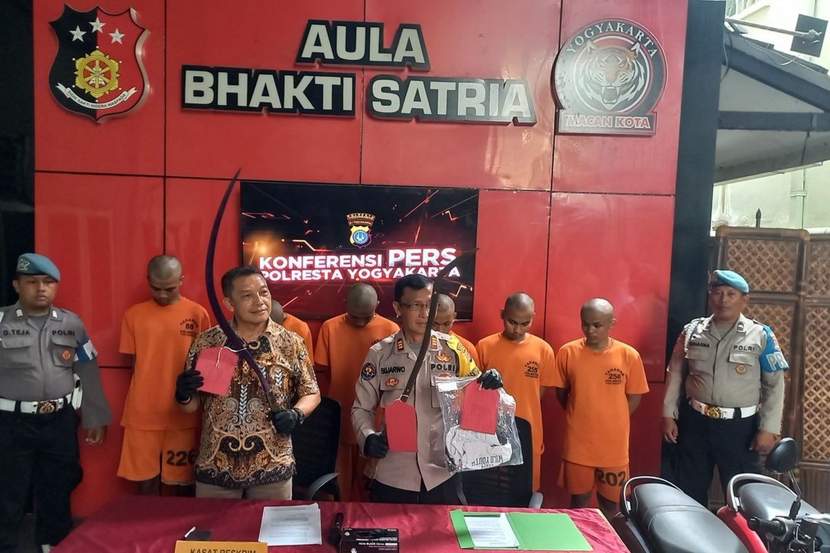 Kasatreskrim Polresta Yogyakarta Kompol Probo Satrio dan Kasi Humas Polresta Yogyakarta AKP Sujarwo saat menunjukkan barang bukti berupa celurit panjang, Jumat (29/11/2024)