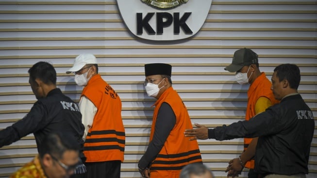 Komisi Pemberantasan Korupsi (KPK) menetapkan Gubernur Bengkulu Rohidin Mersyah sebagai tersangka dalam kasus pemerasan dan gratifikasi di lingkungan Pemerintahan Provinsi Bengkulu Artikel ini telah tayang di Kompas.com dengan judul "KPK Ungkap Gubernur Bengkulu Cairkan Gaji Guru Honorer untuk Pilkada 2024", Klik untuk baca: https://nasional.kompas.com/read/2024/11/25/08295921/kpk-ungkap-gubernur-bengkulu-cairkan-gaji-guru-honorer-untuk-pilkada-2024.