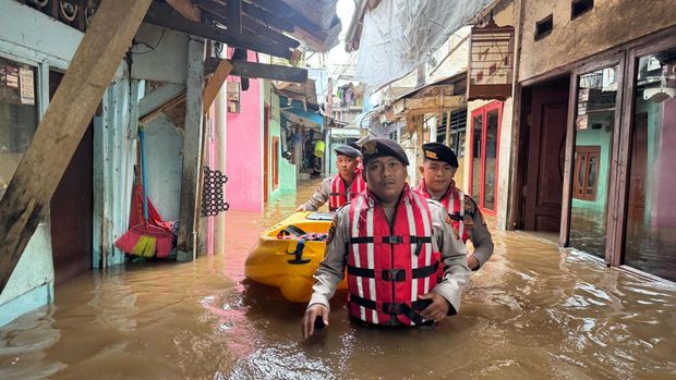 Banjir merendam sejumlah rumah warga di Kebon Pala, Kampung Melayu, Jakarta Timur