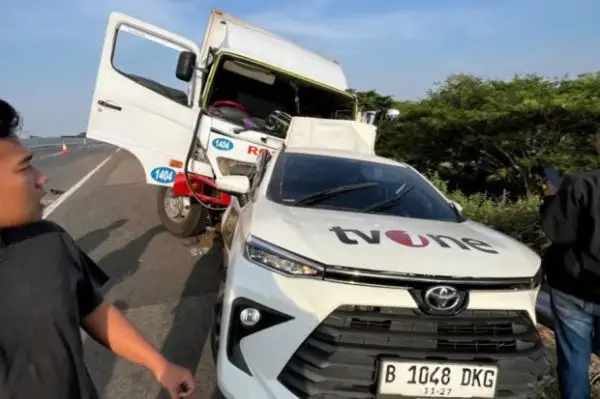 Mobil tvone kecelakaan di tol pemalang