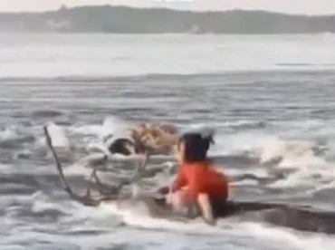 Tangkapan layar anak hanyut