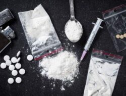 Polisi Amankan Pengedar Narkoba Metode Tempel Trotoar di Bogor Serta Menyita Bukti Sabu Seberat 1,5 Gram