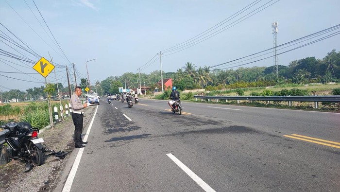 TKP kecelakaan pelajar vs mobil di Jalan Jogja-Wates, Pengasih, Kulon Progo