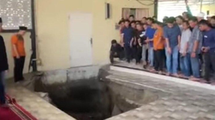 Masjid di Medan amblas