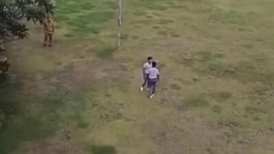 Dua siswa yang duel di tengah lapangan SMAN di Badung