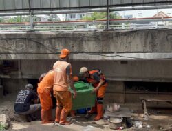 Pemerintah Terjunkan Ratusan Petugas Gabungan  Bersihkan Kolong Tol Angke Usai Direlokasi