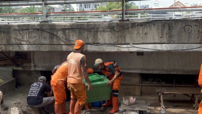 Ratusan petugas gabungan dikerahkan membersihkan lapak-lapak dan bekas tempat tinggal warga di kolong Tol Angke, Jelambar Baru, Jakarta Barat.