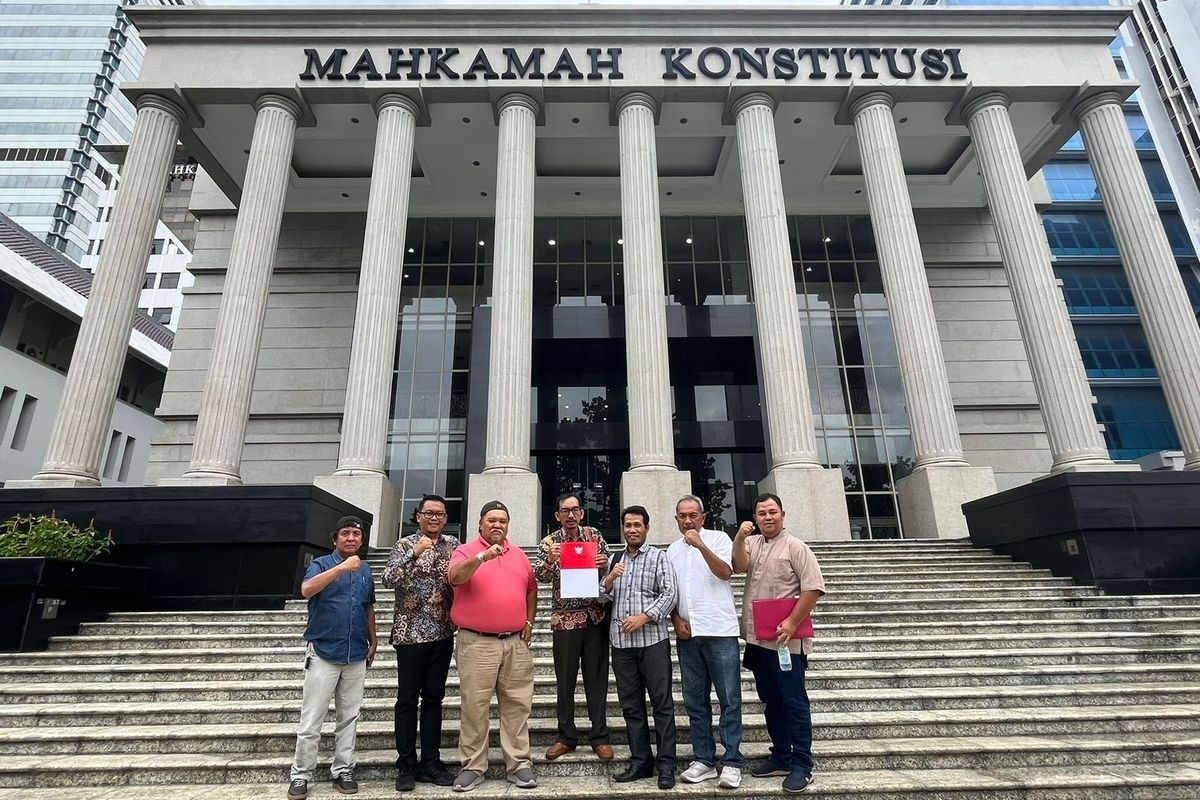 Calon Bupati Bengkulu Selatan, Rifai Tajudin (kemeja pink) usai mendaftarkan gugatan ke MK bersama kuasa hukumnya