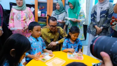 Wakil Wali Kota Tangerang Selatan, Pilar Saga Ichan saat memantau penerapan MBG bagi anak di Taman Kanak-kanak (TK)