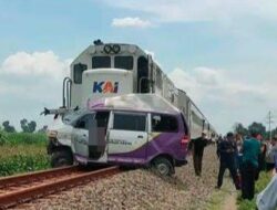 Insiden Maut di Kediri Sopir Ambulans Tewas Tertabrak Kereta KA Usai Antar Jenazah