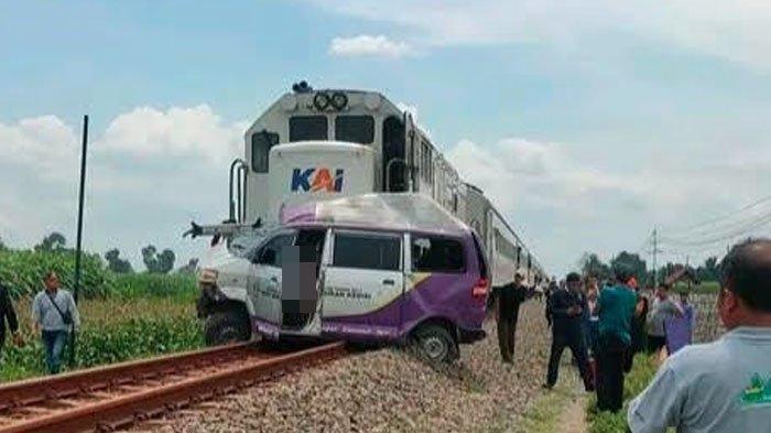 Ambulans RSUD Gambiran Kota Kediri tertabrak KA Matarmaja di Desa Nyawangan, Kecamatan Kras, Kabupaten Kediri, Jawa Timur, Rabu (4/12/2024). Peristiwa itu menyebabkan pengemudi ambulans tewas di lokasi kejadian