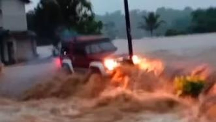 Mobil terseret banjir