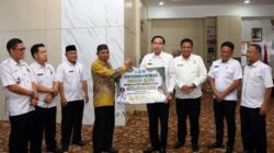 Gusril Pausi Tunaikan Janji, Serahkan Reward kepada Qori dan Qoriah Berprestasi