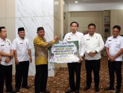 Gusril Pausi Tunaikan Janji, Serahkan Reward kepada Qori dan Qoriah Berprestasi