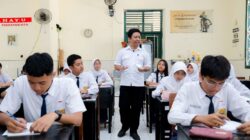 Pemerintah Perkuat Kesejahteraan dan Kepastian Karier Guru Mulai 2027