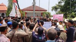Gelar Aksi, Massa Tuntut Kejelasan Utang Pemkab Seluma